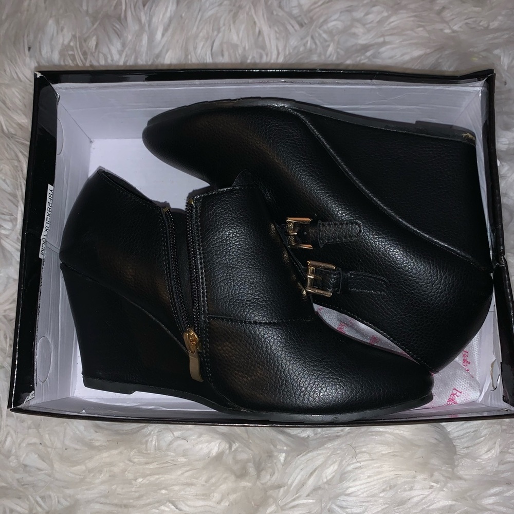 Black and gold small wedges.